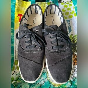 Tom’s lace up black canvas men’s shoes. Size 10
